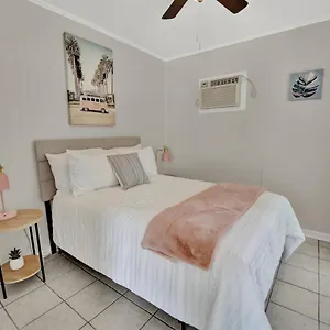 Sf Unit 3 - *across From Beach - Spacious Kitchen/living & Bdr Panama City Beach